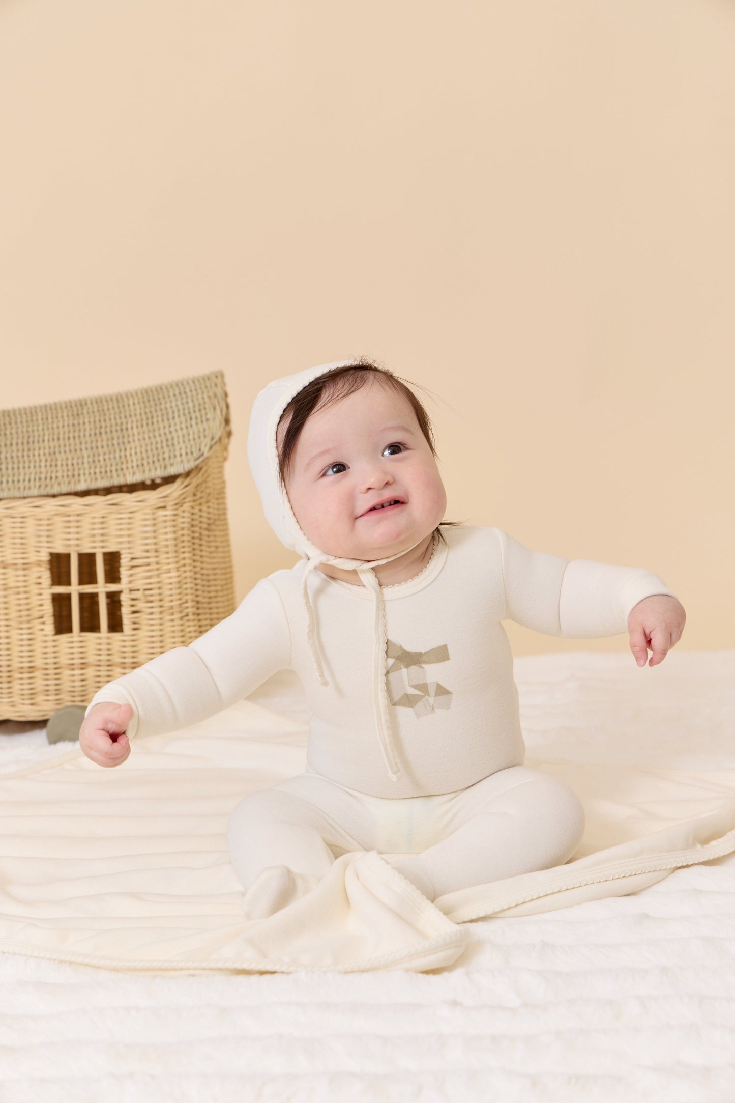 
                  
                    Felt Bow Romper+Bonnet Set - White
                  
                